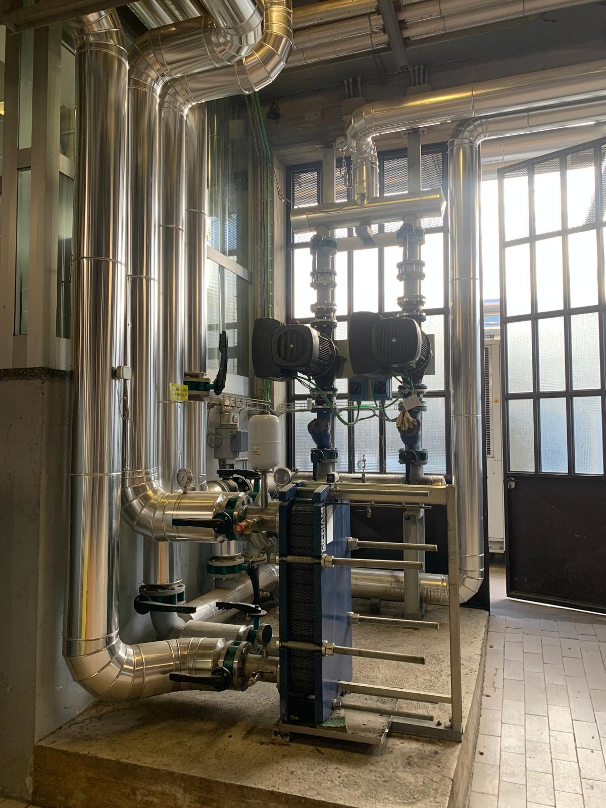 Dettaglio collettori e pompe di circolazione di una centrale termica condominiale