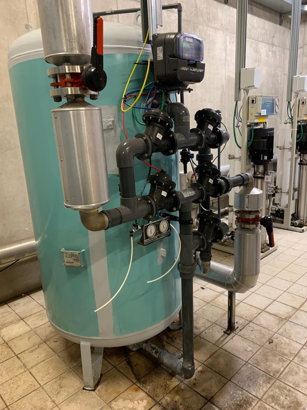 Sistema di osmosi inversa industriale con membrane semipermeabili